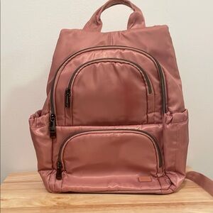 Lug Hatchback Bacpack- Pink
Dimensions: 10.5”WX15”HX4.75”D
